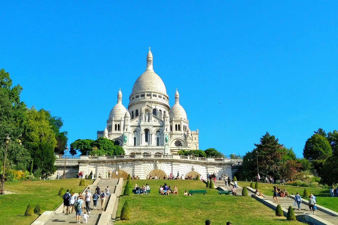 how-to-explore-the-montmartre-district-in-paris-sitting-at-home